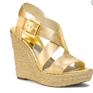 Michael Kors Giovanna Wedge in Pale Gold Metallic Leather Size 7.5